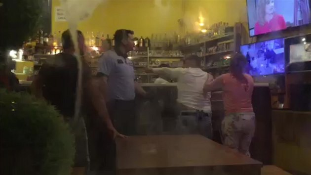 Potyčka v baru kvůli zapálené cigaretě