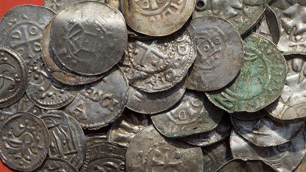 Část stříbrného pokladu, nalezeného archeology na německém ostrově Rujána. (13. dubna 2018)