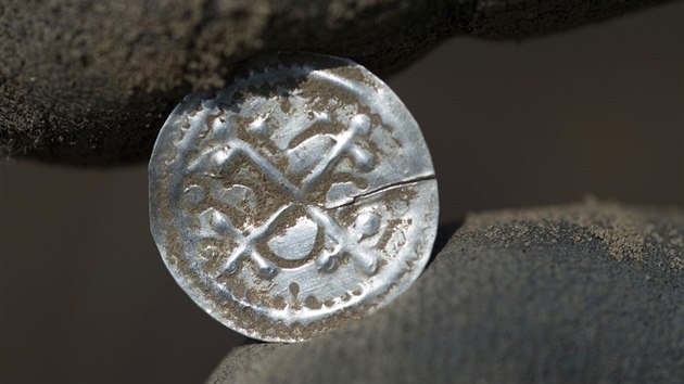 Jedna z mincí stříbrného pokladu, nalezeného amatérskými archeology na německém ostrově Rujána. (13. dubna 2018)