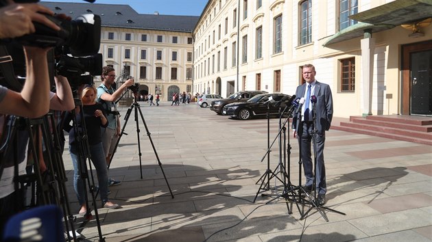 Pedseda KDU-SL Pavel Blobrdek odpovd na dotazy novin po schzce s prezidentem Miloem Zemanem. (18. dubna 2018)