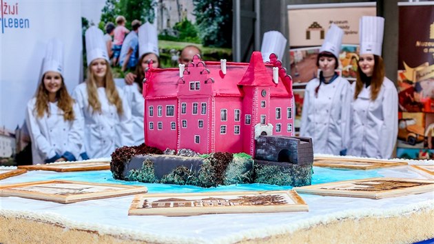 Pětimetrový dort váží zhruba jeden a půl tuny. Jeho ozdobou je zámek Červená Lhota.