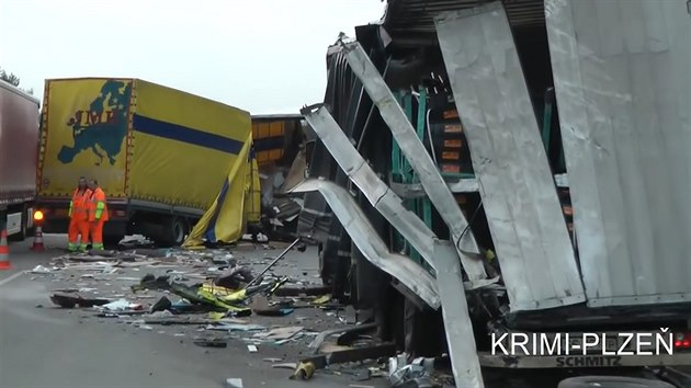 Nehoda dvou kamionů zablokovala dálnici D5 ve směru na Rozvadov na 116 kilometru. Děsivě vypadající střet oba řidiči přežili.