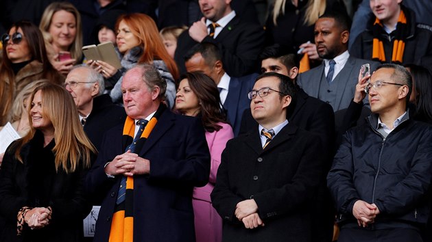 Šéf fotbalového Wolverhamptonu Jeff Shi (druhý zprava) sleduje oslavy postupu do Premier League.