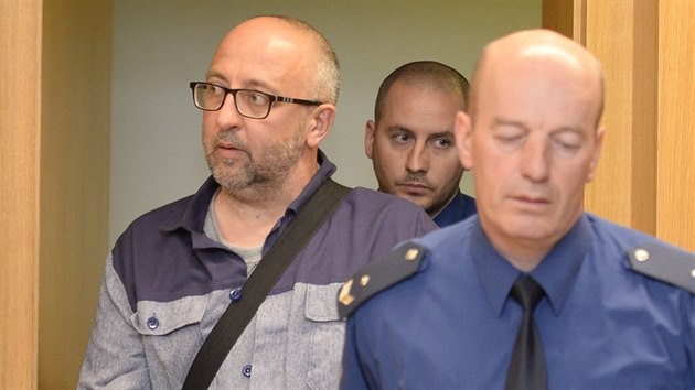 Odsouzenho Vladimra Mikue pivd eskorta do soudn sn (18. dubna 2018).