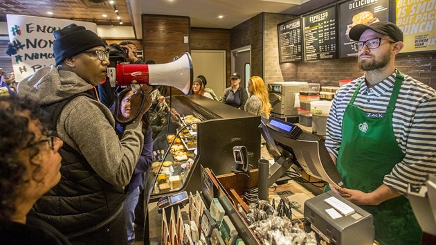 Protesty v kavrnch Starbucks