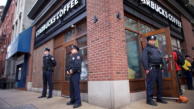 Policist dohlej na podek ped kavrnou Starbucks v americk Filadelfii