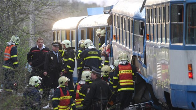 Ptek 11. dubna 2008 - dv tramvajov soupravy se u Ostravy na jednokolejn trati srazily. Bilance byla tragick - ti mrtv, destky zrannch. (11. dubna 2008)