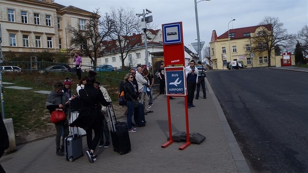 Stanice autobusu na letit u metra Ndra Veleslavn.
