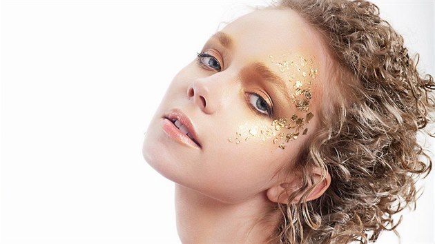 Zlaté plátky jsou oblíbeným nástrojem vizážistů, kteří s nimi dokáží vykouzlit make-up jako z pohádky.