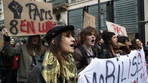 Proti reformm prezidenta Emmanuela Macrona ve Francii protestuj eleznii i studenti. (10. dubna 2018)