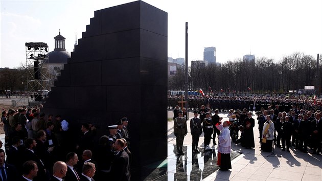 V centru Var�avy odhalili pomn�k ob�tem leteck� hav�rie u Smolenska. (10. dubna 2018)