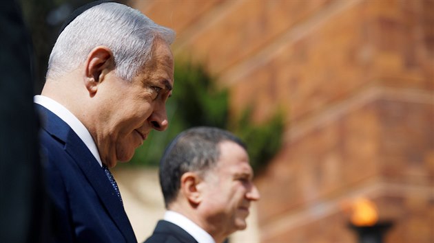 Izraelci včetně premiéra Benjamina Netanjahua si dvěma minutami ticha připomněli oběti holokaustu. (12. dubna 2018)