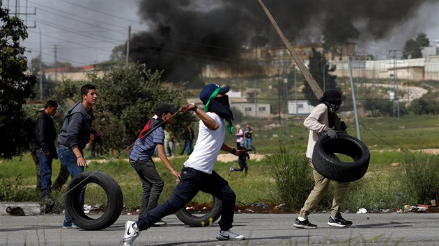 Na hranicch Psma a Gazy protestovaly tisce Palestinc. (13. dubna 2018)