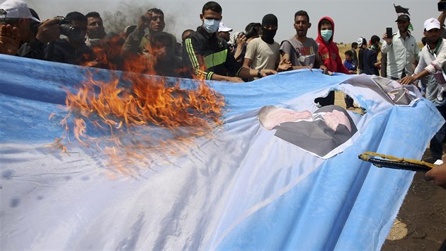 Na hranicch Psma a Gazy protestovaly tisce Palestinc. (13. dubna 2018)