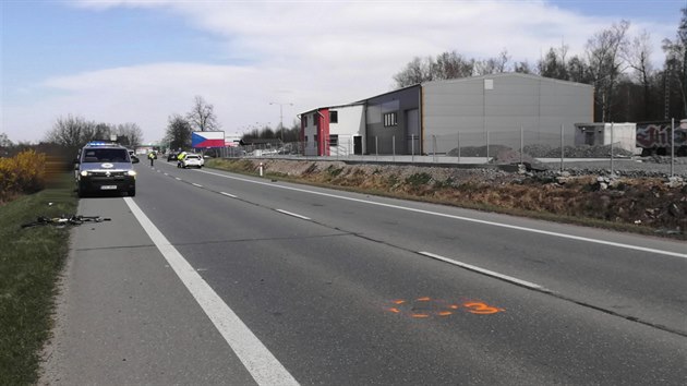 Cyklista chtěl přejet silnici mezi Planou nad Lužnicí a Sezimovým Ústím, ale srazilo ho auto.