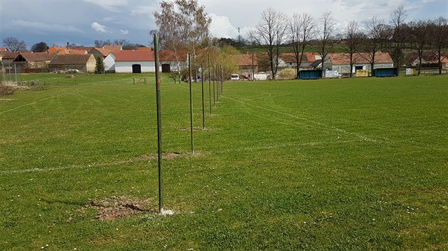 Majitel tvrtiny fotbalovho hit v Peovicch  si svj pozemek ohradil eleznmi kly. Fotbalist te mus hledat nov zzem.