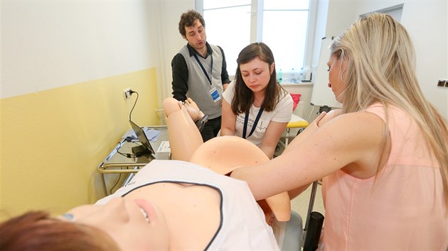 Jindichohradeck nemocnice hostila o vkendu tvrt ronk soute Medik roku. Na snmku je stanovit, kde studenti museli bezpen porodit miminko a to tak, aby neublili jemu ani matce.