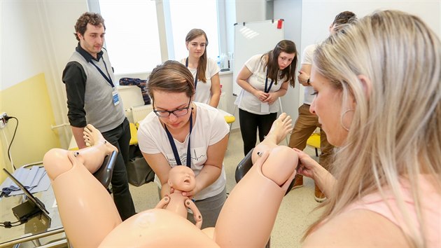 Jindichohradeck nemocnice hostila o vkendu tvrt ronk soute Medik roku. Na snmku je stanovit, kde studenti museli bezpen porodit miminko a to tak, aby neublili jemu ani matce.