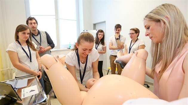 Jindichohradeck nemocnice hostila o vkendu tvrt ronk soute Medik roku. Na snmku je stanovit, kde studenti museli bezpen porodit miminko a to tak, aby neublili jemu ani matce.