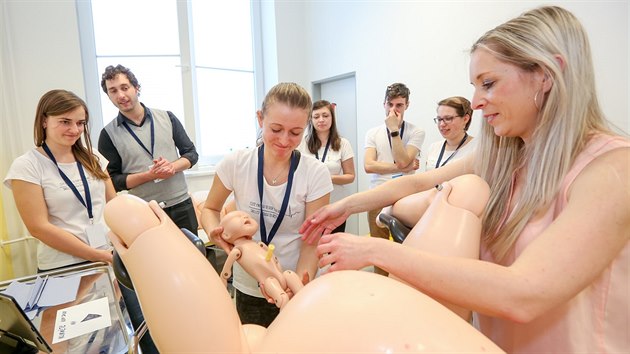 Jindichohradeck nemocnice hostila o vkendu tvrt ronk soute Medik roku. Na snmku je stanovit, kde studenti museli bezpen porodit miminko a to tak, aby neublili jemu ani matce.