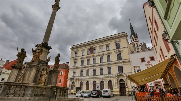 Budova v centru Krumlova, kterou spolenost CPI pedl na hotel, byla postavena vletech 1886 - 1887 na mst dvou pvodnch stedovkch objekt. Zboen tchto dom a vystavn patrov budovy se z celkovho rzu nmst na prvn pohled vymyk.