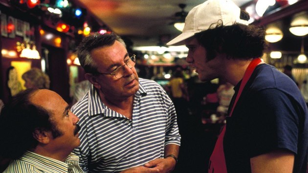 Z natáení filmu Mu na msíci (zleva Danny DeVito, Milo Forman a Jim Carrey)