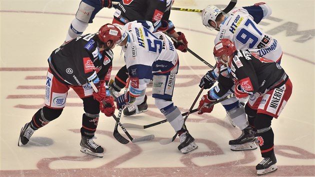 Finále play off hokejové extraligy mezi Kometou Brno a Oceláři Třinec. Domácí David Cienciala (zcela vlevo) na buly s Janem Hruškou.