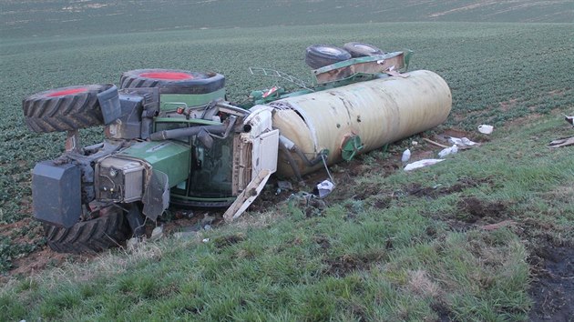 Mlad idi pevrtil mezi Strovicemi a Kyjovem traktor s cisternou na bok. Pi nehod vypadl na silnici a utrpl vn zrann.