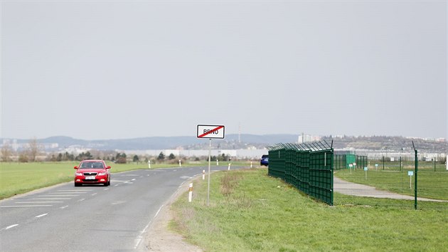 Místo u brněnského letiště, kde by po zbudování obchvatu Tuřan měly stát semafory, které by při startu letadel zastavily projíždějící auta.
