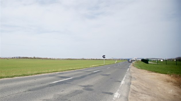 Místo u brněnského letiště, kde by po zbudování obchvatu Tuřan měly stát semafory, které by při startu letadel zastavily projíždějící auta.