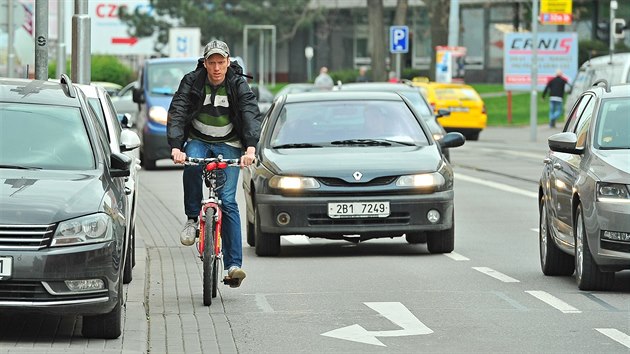 Vyrazit na kole napklad do brnnsk Kenov ulice, kter je denn zahlcen auty i tramvajemi, nen pro cyklisty nic pjemnho. Do budoucna jim tady jzdu uleh cyklopruhy.