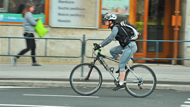 Vyrazit na kole například do brněnské Křenové ulice, která je denně zahlcená auty i tramvajemi, není pro cyklisty nic příjemného. Do budoucna jim tady jízdu ulehčí cyklopruhy.