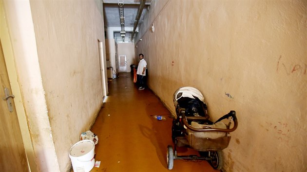 Špeluňky v ilegální ubytovně v průmyslovém areálu v brněnské Šámalově ulici obývají často rodiny s mnoha dětmi. Sprcha, umyvadlo, záchod a sporák jsou jen na společné chodbě a dělit se o ně musí až třicet lidí.