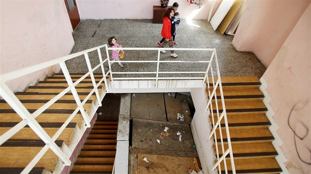 Špeluňky v ilegální ubytovně v průmyslovém areálu v brněnské Šámalově ulici obývají často rodiny s mnoha dětmi. Sprcha, umyvadlo, záchod a sporák jsou jen na společné chodbě a dělit se o ně musí až třicet lidí.