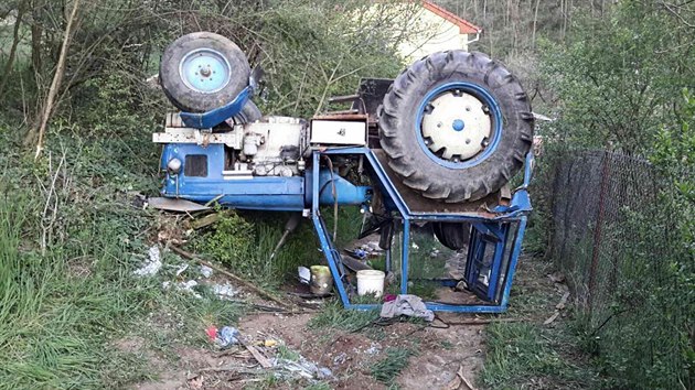V Moravskch Brnicch se pevrtil traktor thnouc vleku s devem. Jeho idi utrpl zrann nohy.