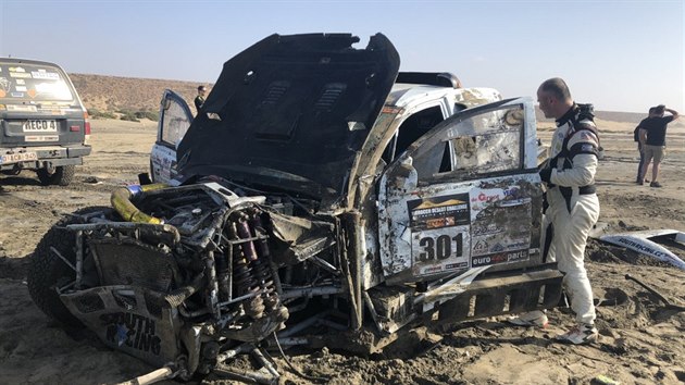 Brněnský závodník Tomáš Ouředníček na rallye Morocco Desert Challenge prožil hrůznou nehodu. Poté, co jeho Ford Ranger Dakar v plné rychlosti vletěl do díry, se devětkrát otočil ve vzduchu. Pilot i jeho navigátor ze zničeného auta vyšli nezraněni.
