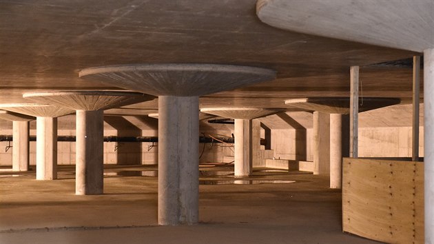 Novináři měli možnost prohlédnout si část prostorů podzemních garáží pod budoucím koncertním sálem v Brně. Stavba sálu za 1,3 miliardy Kč by měla začít v půli roku 2019. Hotová je hrubá stavba garáží se 191 místy.