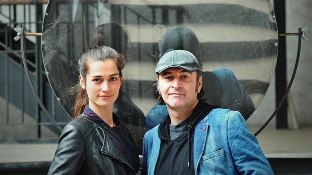 Osmadvacetiletá Simona Zmrzlá a padesátiletý Jan Kolařík spolu působí v souboru brněnského Divadla Husa na provázku. Společně si zahráli také v novém filmu Hastrman.