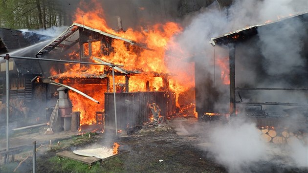 V Hlun lehly popelem ti rekrean chatky v mstn chatov osad (13. dubna 2018).