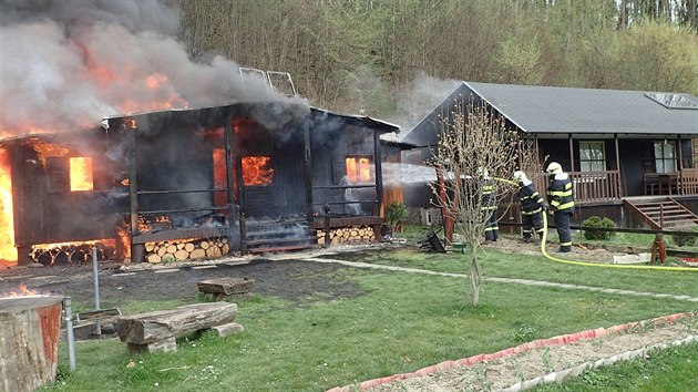 V Hlun lehly popelem ti rekrean chatky v mstn chatov osad (13. dubna 2018).