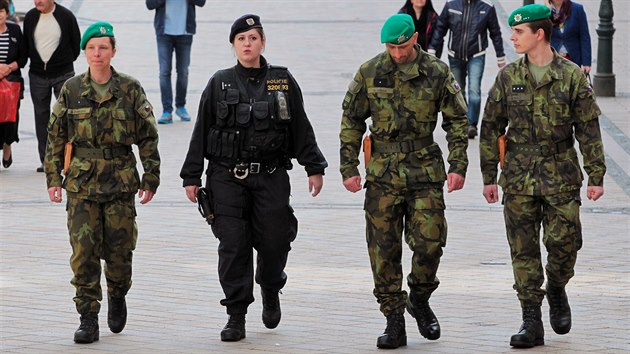 V centru Karlovch Var hldkovali policist spolen se zloky, kte se astn cvien Hradba 2018. Na snmku zloaka Alena vehlov spolen s velitelkou hldky Petrou Davdkovou. eny doplnila jet dvojice dalch zlok.