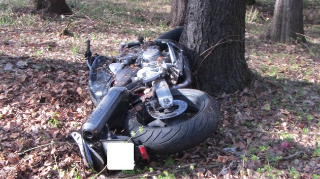 Devětadvacetiletý motocyklista nepřežil u Horní Lhoty na Zlínsku čelní střet s druhým motorkářem (14. dubna 2018).