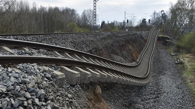 Na trati mezi Chebem a Kláštercem nad Ohří od soboty nejezdí kvůli sesuvu takzvaného železničního spodku v úseku Hájek - Dalovice vlaky (15. dubna 2018).