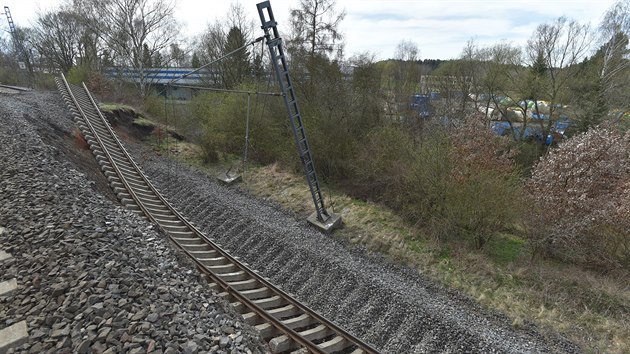 Na trati Cheb - Klterec nad Oh od soboty nejezd vlaky kvli sesuvu tzv. elezninho spodku v seku Hjek - Dalovice (15. dubna 2018).