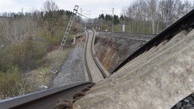 Na trati Cheb - Klášterec nad Ohří od soboty nejezdí vlaky kvůli sesuvu tzv. železničního spodku v úseku Hájek - Dalovice (15. dubna 2018)