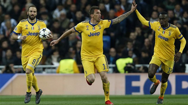Fotbalisté Juventusu se radují z gólu v odvetě čtvrtfinále Ligy mistrů na Realu Madrid. Zleva Higuaín, střelec Mandžukič a Blaise Matuidi.
