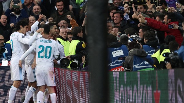 Fotbalisté Realu Madrid v čele s Ronaldem se radují z gólu, který je přes Juventus posunul do semifinále Ligy mistrů.