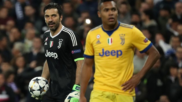 TY JEDEN... Gianluigi Buffon (vlevo), legendární brankář Juventusu, vrhá pohrdavý pohled po sudím Oliverovi, který v nastavení odvety čtvrtfinále Ligy mistrů nařídil proti jeho týmu penaltu a Buffona za nesportovní chování vyloučil.