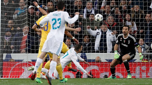 Lucas Vazquz z Realu Madrid pad v pokutovm zem Juventusu, sud Oliver v nastaven naizuje penaltu.