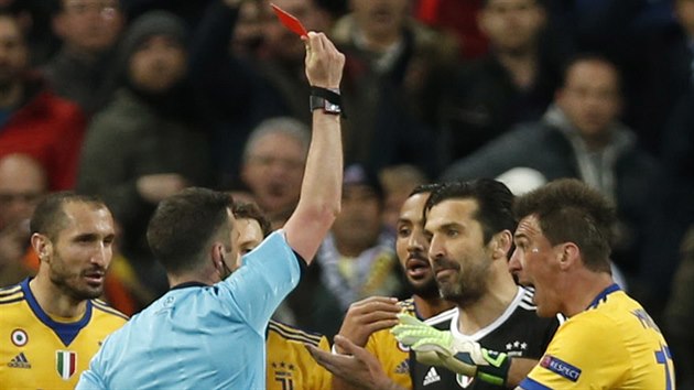 Anglický sudí Michael Oliver ukazuje červenou kartu brankáři Gianluigi Buffonovi z Juventusu v nastavení odvety čtvrtfinále Ligy mistrů.